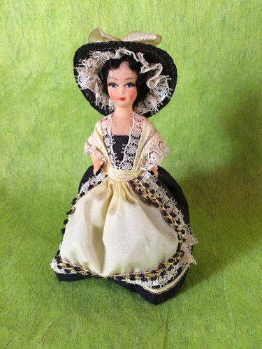 Petite poupée folklorique - ,
