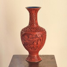 Vase Rouge en Laque de Cinabre Sculpté Scène Animée CHINE XXe Percé pour Lampe