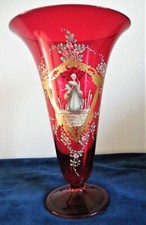 Vase en verre rouge de forme