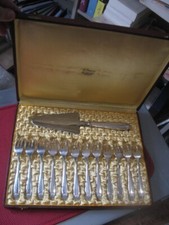 ++"523.3"  SERVICE A GATEAU EN METAL ARGENTE ART DECO ORFEVRE APOLLO AVEC ECRIN