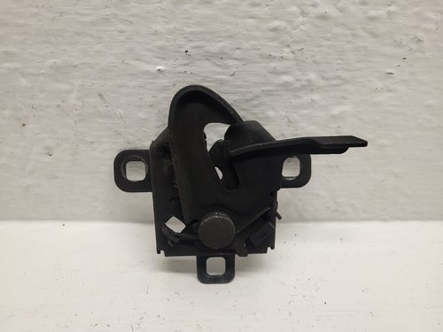 Système attache capot moteur