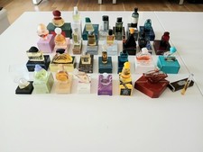 Lot N° 9 de 30 miniatures de parfum Mixtes. Marques Diverses. Bcp D'anciennes