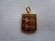 PETIT PENDENTIF MEDAILLE