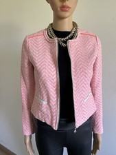 Veste rose et blanche Le Temps