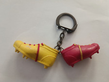 Porte-clés Paire de Chaussure de RUGBY Jaune et Rouge Keychain vintage 60'