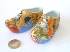 ANCIENNE PAIRE DE SABOTS MINIATURES PORCELAINE SATSUMA