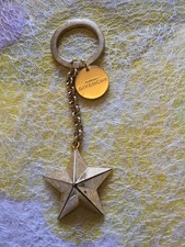 Bijou de sac doré GIVENCHY  étoile en très bon état.