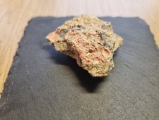 Pièce originale moyenne de 5 cm du MUR BERLIN sur présentoir en ardoise +...