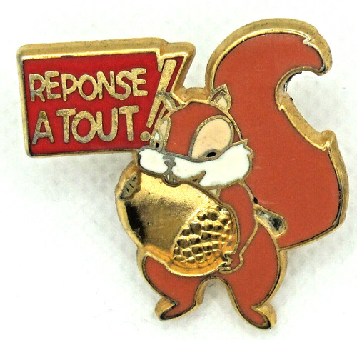 Pin magazine reponse tout - pin's,