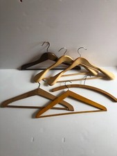 6 BEAUX CINTRES VINTAGE EN BOIS   VESTE COSTUME TAILLEUR JUPE PANTALON