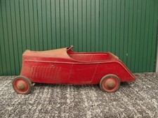 ancienne voiture à pédales en tole EUREKA vers 1930 dans son jus sortie grenier