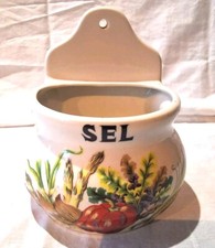 Ancien gros pot à sel mural