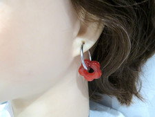 Anneaux créoles acier inoxydable argentés et pendentif rouge fleur marbré