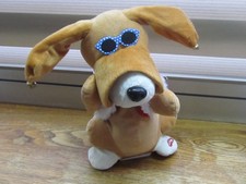 Jouet chien articulé en peluche qui chante et qui bouge.