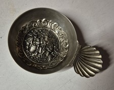 Tastevin ancien en métal argenté décor scène de taverne anse coquille