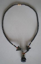 COLLIER DE COU D'OCCASION COMPOSÉ DE MULTIPLES PERLES ET PENDENTIF EN HEMATITE