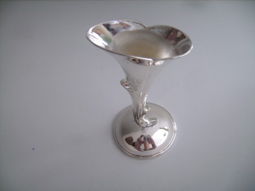 Beau vase soliflore - en, métal