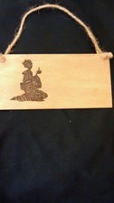 Geisha conçue à la main. plaque bois - cadeau pyrographie - tout message personnalisé