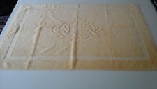   Deux tapis de bain christian  Dior un  blanc  et un jaune