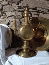 Aiguillére Et Bassine Pour