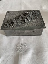 Ancienne boîte en étain repoussé art déco signée