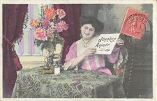 CP FEMME A TABLE PRESENTE PANNEAU JOYEUSE ANNEE VASE FLEURS RIDEAUX - 12668