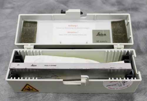 Leica cryostat microtome - /,