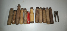 LOT DE 12 MANCHES D'OUTILS EN BOIS ET UNE PAIRE D'ATTELLES