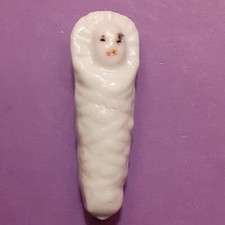 Belle FEVE BEBE EMMAILLOTE H.3,2cm 1ère époque Allemande