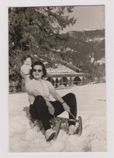 photo ancienne 🎞️ femme sur luge avec enfant neige chalet alpin luge