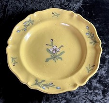 PLAT en faïence de Montpellier à fond jaune, décor de Pensée, 18ème siècle