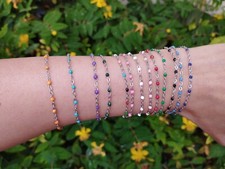 Bracelet femme fin en acier inoxydable avec des perles colorées