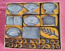 ANCIENNE BOITE AVEC TAMPONS ENCREUR  SUR BOIS, PLUSIEURS THEMES