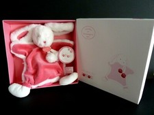 X99. DOUDOU ET COMPAGNIE LAPIN plat POMPON ROSE BLANC fraise - NEUF ETIQUETTE