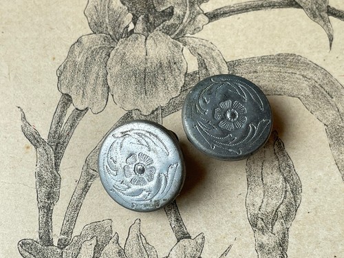 Jolie paire boutons de - de,