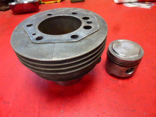 Cylindre avec piston - cylindre, moto