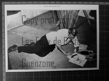 JACQUES FATH EN TRAIN DE DESSINER 1949 document photo clipping cutout