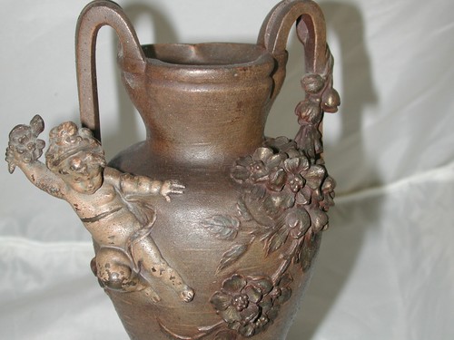 Vase chérubin patiné en - de,