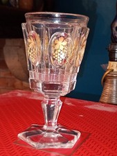 Verre à pied en cristal moulé réhaussées de grappes de raisins dorés Baccarat 