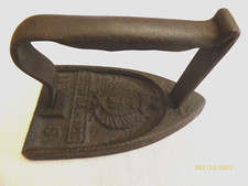 Vieux fer à repasser en fonte "gendarme 5"