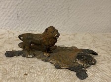 Ancienne Figurine Statuette Lion Sur Peau D’ours Métal Deco Rétro
