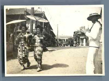 Japon, Dames aux parapluies  Vintage silver print. Tirage argentique d'ép