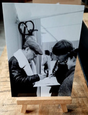 Photographie originale, Tibet en pleine séance de dédicace -  Argentique