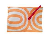 Grande pochette orange et blanc. Dragonne. Clarins. 36 x 25,5 cm