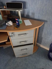 bureau d'angle en bois avec de nombreux rangements