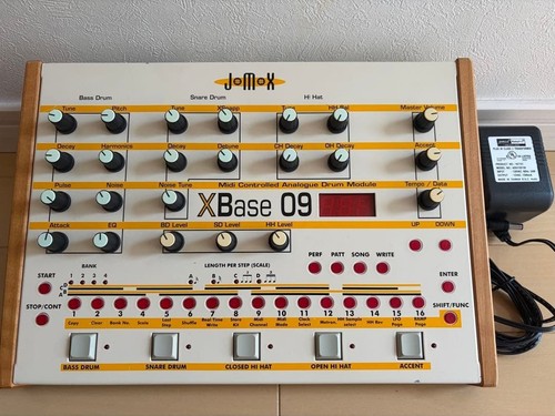 Synthétiseur analogique jomox - synthétiseur,