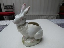STATUETTE FIGURINE LAPIN EN PORCELAINE ALLEMANDE FORMANT BOUQUETIERE 
