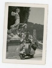 snapshot PHOTO, un militaire en scooter vespa statue