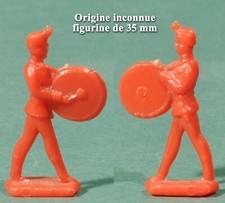 Origine inconnue, musicien grosse-caisse au défilé, demi-ronde-bosse 35 mm