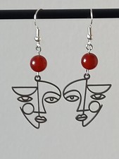 Boucles d'oreilles argentées visage Picasso et agate rouge